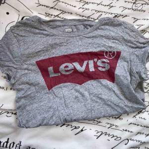 En grå Levi’s tröja med röd tryck! 