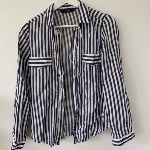 Randig skjorta från zara  - Randig skjorta från zara i storlek M, dock lite liten så mer än S. Perfekt till sommaren över en T-shirt eller ett linne.