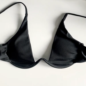 Bikini - Jättefin bikiniöverdel från shein som tyvärr är för liten för mig. Är i storlek M men tror den skulle passa bättre till någon i storlek S!! Aldrig använd endast testad. Frakt tillkommer✨🌸🪐