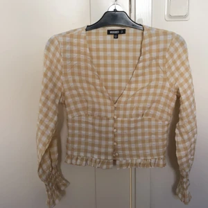 Blus - En helt oanvänd tröja/blus som inte passar mig. Den är kort i modellen och är i en beige/vit färg.