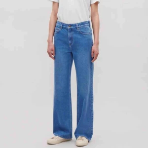  - Ett par helt oanvända och slutsålda jeans från cos. Väldigt trendiga och riktigt härlig färg. Spårbar frakt: 63 kr 🥳