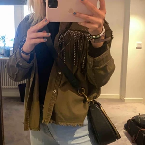  - Säljer denna as coola populära gröna jacka från zara, tror ej den finns i butik i denna färgen, använt ungefär 3-4 gånger och säljer den pga att jag ej får användning av den