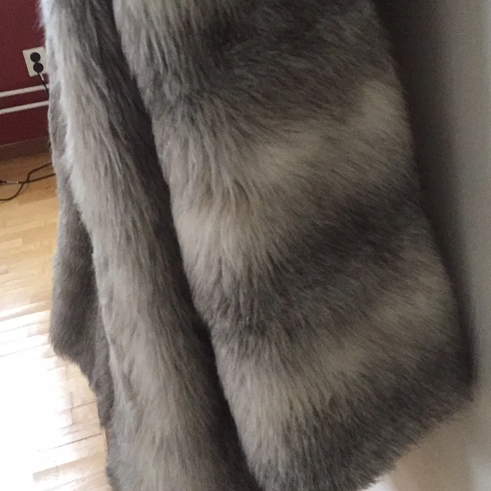 Used but adorable vintage fake fur coat. Jackor.