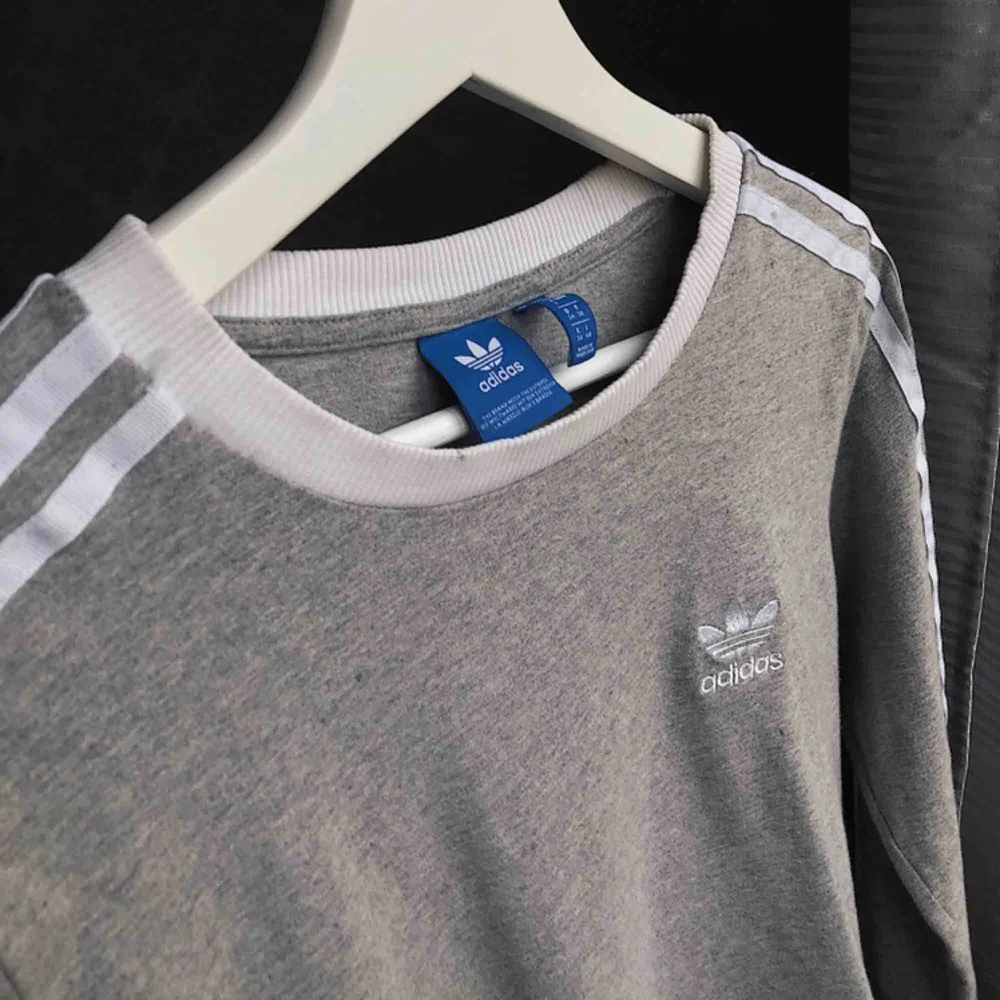 grå långärmad tröja från Adidas 🤍  Originalpris: 400 kr❗️  🤍 frakt tillkommer men den delar vi på 🤍. Hoodies.