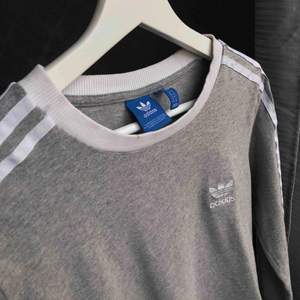 grå långärmad tröja från Adidas 🤍  Originalpris: 400 kr❗️  🤍 frakt tillkommer men den delar vi på 🤍