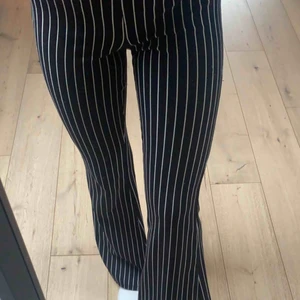  - Ett par as sköna utsvängda radiga byxor från Gina. Storlek XS❣️❣️