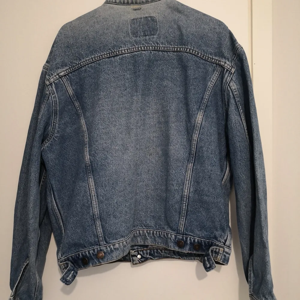 Supersnygg jeansjacka från Levis, vintage från 90-talet. Snygga slitningar, men absolut inte trasig. Storlek XL, perfekt oversize. Jag är en S och har haft den oversize, fått många komplimanger när jag haft den på mig. Frakt betalas av köpare😘 vintageblå. Jackor.