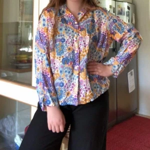 Retroskjorta - Säljer denna retroskjortan direkt från 70-talet! Somrigt mönster med blommor, träd och hus. 💖