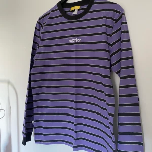 Lila tröja från carlings strl M - Väldigt snyggt med färg i garderoben! Använd några gånger men passar inte