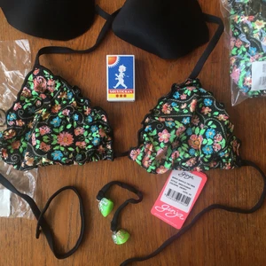 Oanvänd bikini för nån med liten rumpa! - Lappar kvar, felköp som aldrig blev tillbakaskickat. Båda delarna är UK 14 (eur 40-42) men underdelen är väldigt liten i storleken (provat med underkläder på och självklart med plastgrejen kvar). Sök på namnet för fler bilder/asos annons. Bagarmossen 🙂