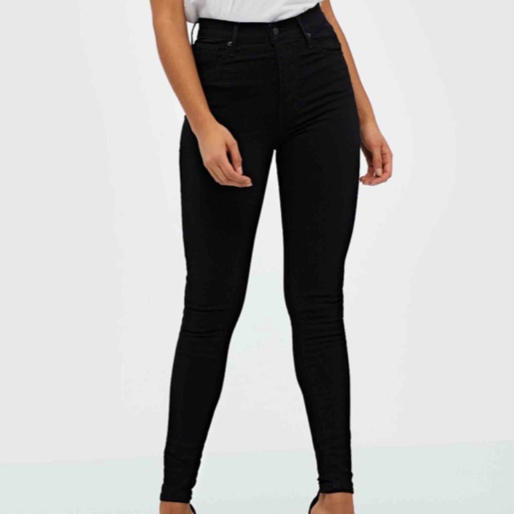 Svarta levis byxor i modellen mile high super skinny, använd fåtal gånger för dem varit för små, . Jeans & Byxor.
