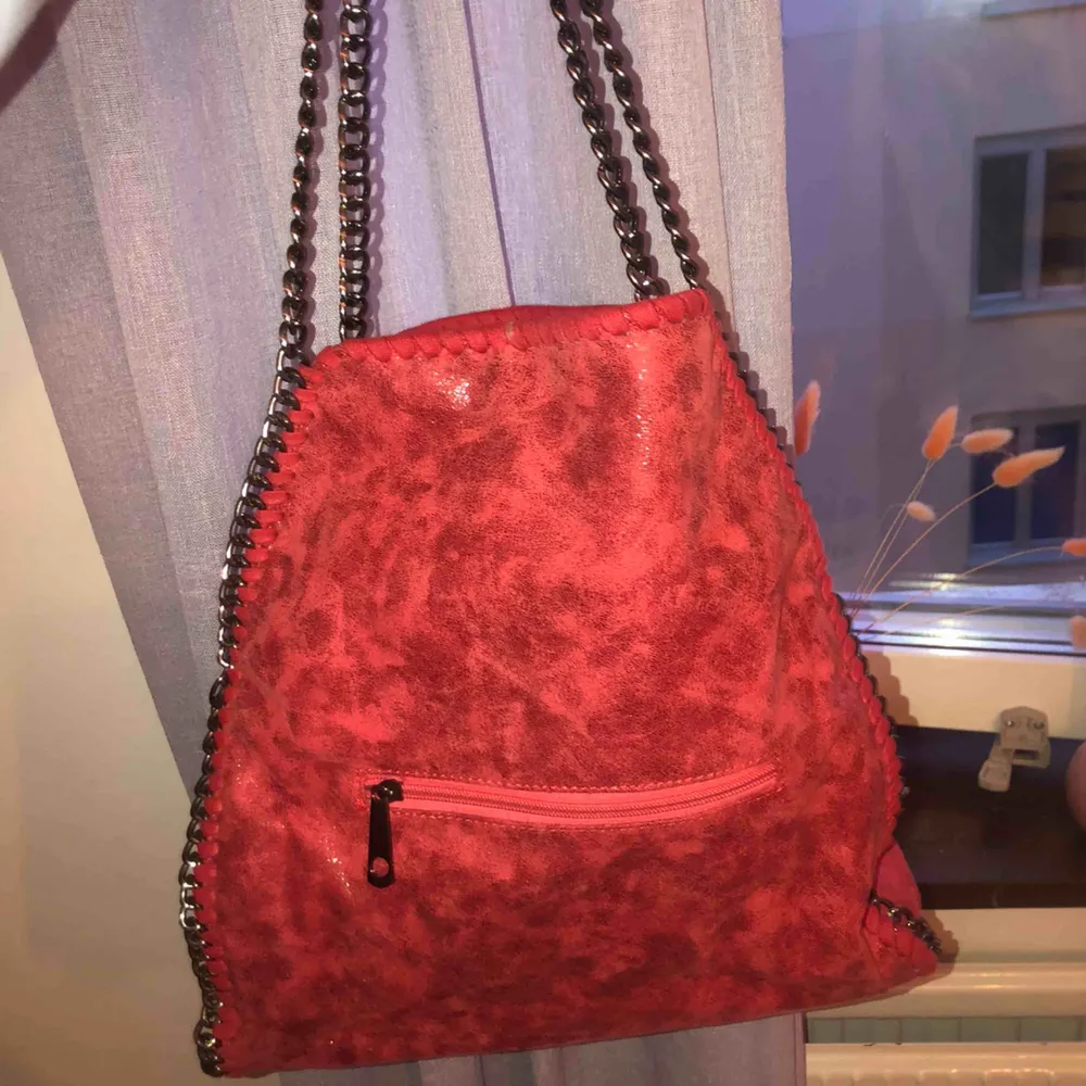 Stella McCartney liknande väska! Super fin röd i fint skick. Väskor.