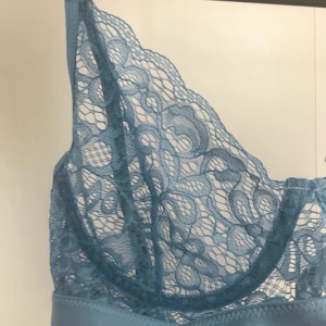 Ny blå spetsbh 🤩 - Säljer min stepsbh som jag aldrig har använt. Lappen är bortklippt men skulle gissa på att storleken är XS/S/ 75A! Banden är reglerbara. Frakt 42kr🌸