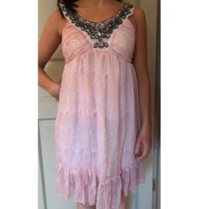 Somrig klänning med prislapp - Oanvänd klänning med prislapp på. Storlek S/M