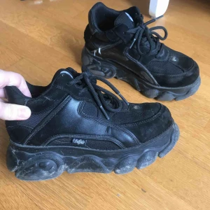  - äkta buffalo sneakers! använda i typ ett halvår, därför jag säljer dom så billigt. tänkte putsa upp dom innan jag skickar iväg! 💓 köparen står för frakt!