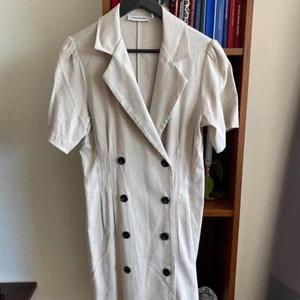 Carin Wester klänning i strl 38 linne - Sparsamt använd Carin Wester klänning i strl 38. Mycket sparsamt använd, enda anmärkningsvärda är att den har en liten rosa plutt på höger Axel. Syns dock inte vid användning speciellt mycket