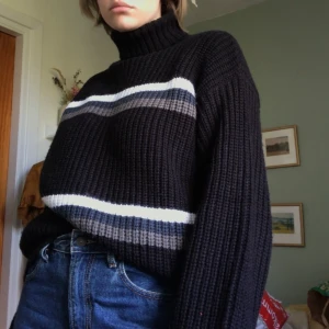 Weekday tjocktröja - Supermysig oversized tjocktröja, använd ett fåtal ggr, köpt på Weekdays herravdelning. FRI FRAKT :)