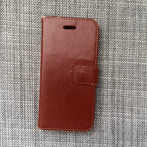 Mobilskal - Brunt mobilskal för iPhone 6/6s. Finns plats för kort och kvitton. Skalet är lite slitet. Skriv till mig vid intresse eller om du har några frågor☀️ Fraktkostnad tillkommer! 