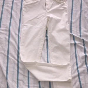 Jenas  - Vita jenas, knappt använda ( stolek S) 