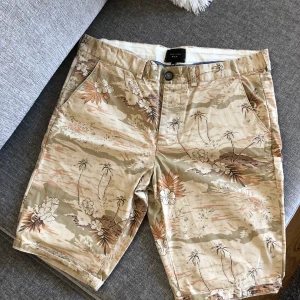 🌿 Herr shorts 🌿 -  •Använd 2 gånger, har en liten defekt(se sista bilden) •Storlek 34R •Märke: New Look •Material 100% bomull  📍Kan mötes upp i Mölnlycke 📮Kan skickas mot fraktkostnad(63 kr) 🚫Djurfritt och rökfritt hem