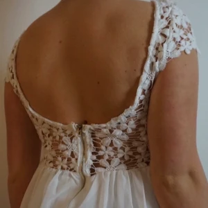 Sommarklänning - Vit somrig spetsklänning i storlek S. Jag står för frakten.