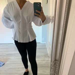 Blus - En fin vit blus som passar till alla tillfällen🌞 Aldrig använd.