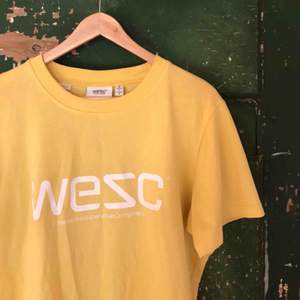 T-shirt från wesc, sitter snyggt oversized på mig som vanligtvis har S-M