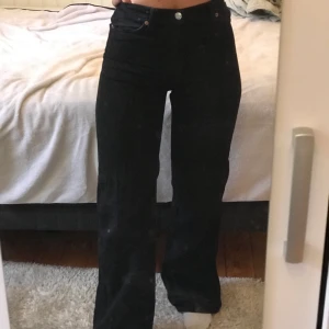 Monki jeans  - Svarta, vida och as snygga jeans!! Stretchiga och sjukt bekväma🥰🥰 säljer eftersom att de börjar bli lite för små:/ de sitter bäst på en lite mindre small skulle jag säga!