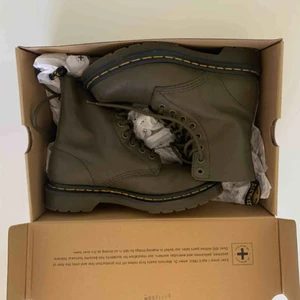  - Gröna / khaki kängor från Dr Martens i modellen Pascal. Jättefint skick då de inte är använd mycket alls men lite slitningar där fram (se bild 3). Riktiga kvalitetsskor som håller många år och som funkar året runt. Originalkartong medföljer!