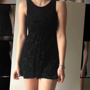 - Sammetsklänning från Lindex. Väldigt 90-tal!!! Hade varit så snygg i sommar med ett par platåsandaler men den är tyvärr för liten för mig 🥺personen på bilden är en S och 171 cm❣️