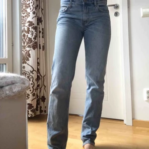  - 👖Weekday Jeans i modellen ”Friday”👖 💙Är 1.68cm lång💙