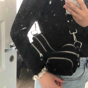  - Väska från Gina tricot  Ny pris 350kr 