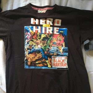 T shirt med tryck - Använd typ 1 gång av mig men är dock köpt på second hand. Brun men ser svart ut på bilderna. Storlek L men sitter som M