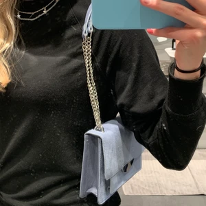 Fin blå väska med silver kedjor  - Fin ljusblå väska från Hm med silver kedjor. Den är så gott som ny & går att använda på axeln och över kroppen.  Pris kan diskuteras och köparen står för frakten 💖💖