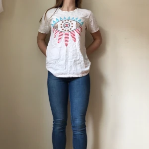 T-shirt!  - Riktigt cool tisha köpt second hand för länge sedan. En riktigt favorit som inte använts på länge tyvär. Förtjänar ett nytt hem! Frakt ingår! 