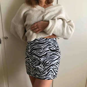 Kjol - Skiiitsnygggg kjol i storlek M! Nyskick! Aldrig använd. Passar 38 skulle jag säga😎 frakt 44kr 