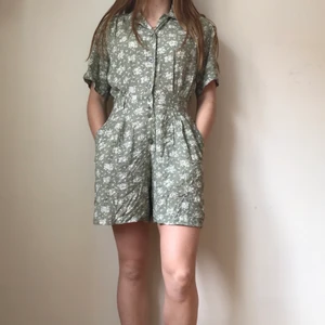 Vintage byxdress - Vintage byxdress köpt på second hand! I jättebra skick trots att den använts en hel del. Frakt ingår i priset! 