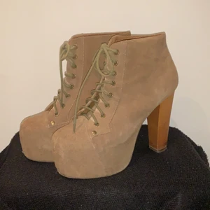 Jeffrey Campbell - Säljer mina Jeffery campbell storlek 39. Har använt dom två gånger och är i bra skick. Skorna är i mocka. Vi snabb affär kan priset diskuteras. 