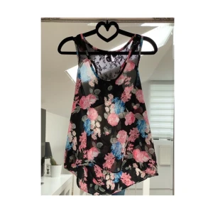 Blommig topp - Fin blommig topp med snyggt mönster på ryggen ✨💞