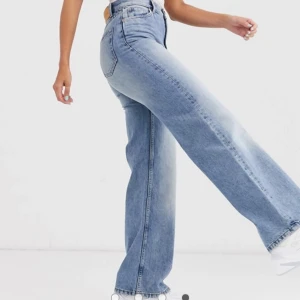 De perfekta vida jeansen - Säljer mina älskade vida jeans "Yoko" från Monki i färgen mid blue då jag har två par. Älskar dom! Storlek 25, endast använda en gång. 🌟 