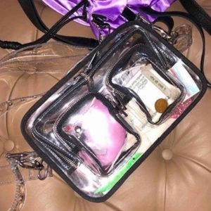  - En nunoo bag i modellen Ellie transparent-colorless, köpt i Danmark för ca 1 år sedan, inte använd så mycket och är fortfarande i bra skick. 
