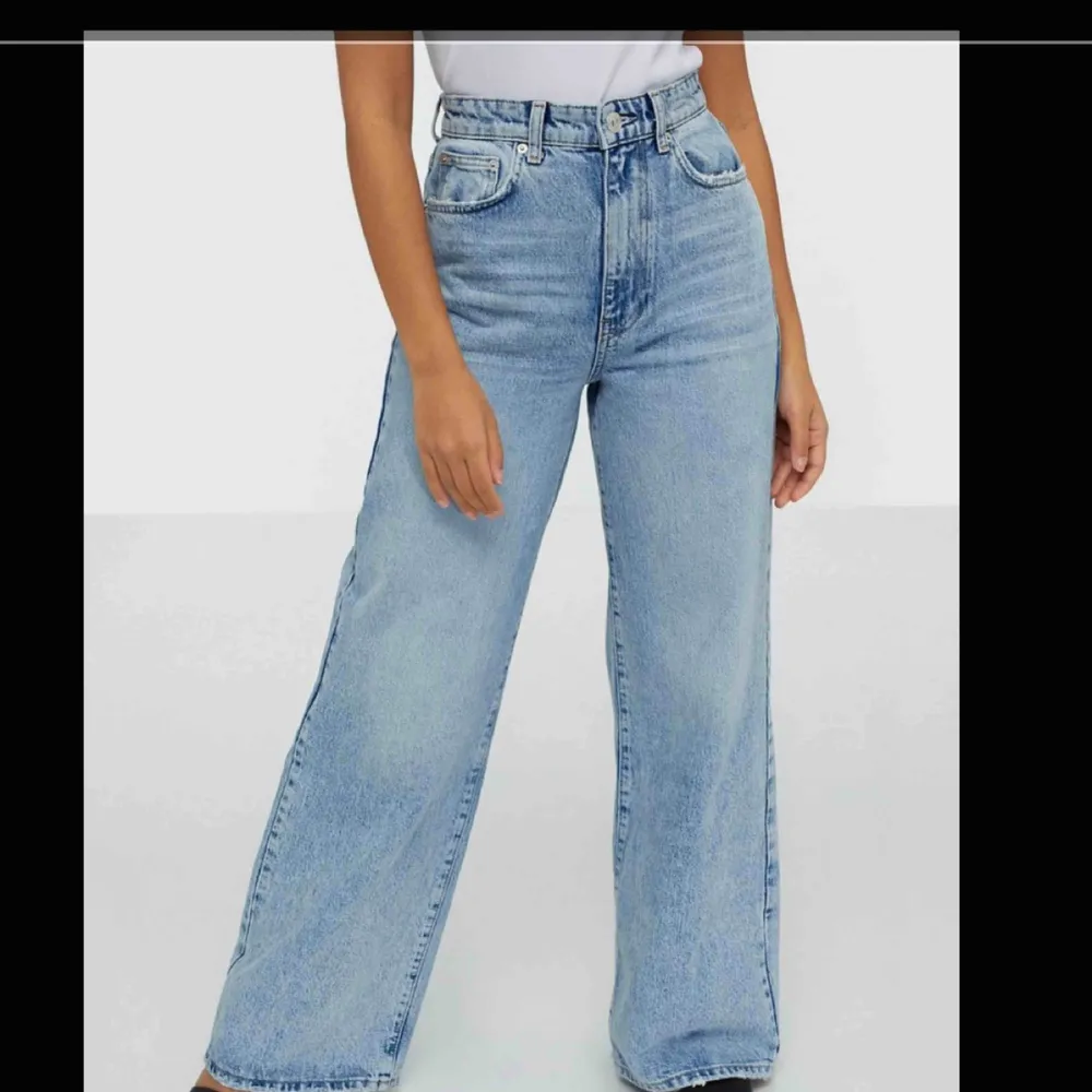 Supersnygga vida ljusblåa jeans fråga Gina i modellen Idun som även är slutsålda! Högmidjade, långa och vida i modellen och dem sitter perfekt!🥰🦋 Buda!! . Jeans & Byxor.