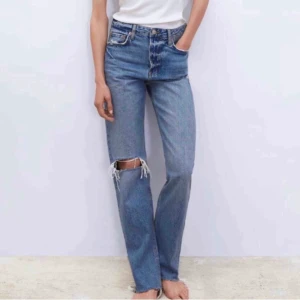Slutsålda ZARA jeans  - Säljer dessa populära snygga jeans från zara som är helt slutsålda. Köptes här på plick men säljer då de var för stora:( Bilder är lånade av förra ägaren. Buda!