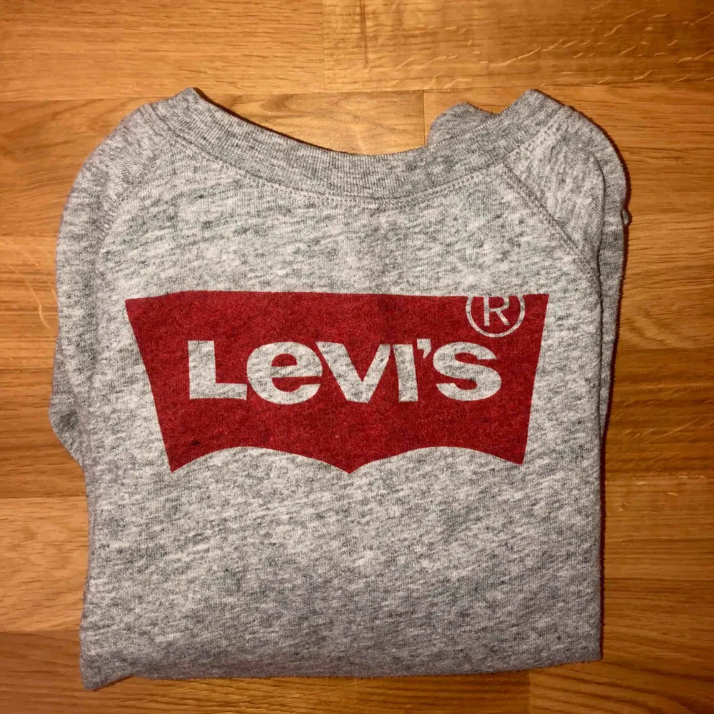 Säljer min fina Levi’s tröja då den aldrig används.  Mycket fint skick. Tröjor & Koftor.