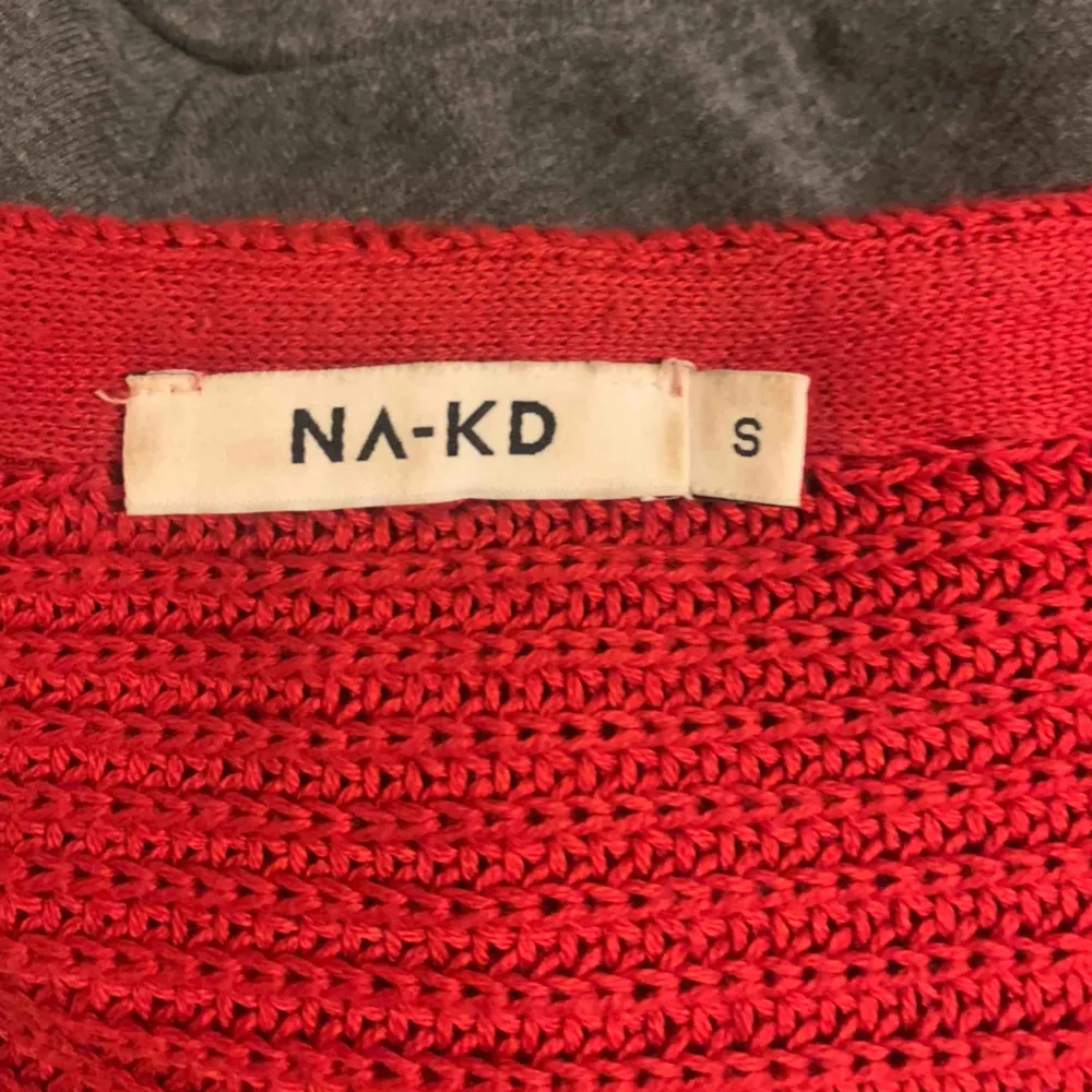 Stickad tröja från nakd. Jättebra skick! Säljer pga att den inte kommer till användning längre. Köparen står för frakt om man inte kan mötas upp i Växjö 👏🏻❣️💞. Tröjor & Koftor.