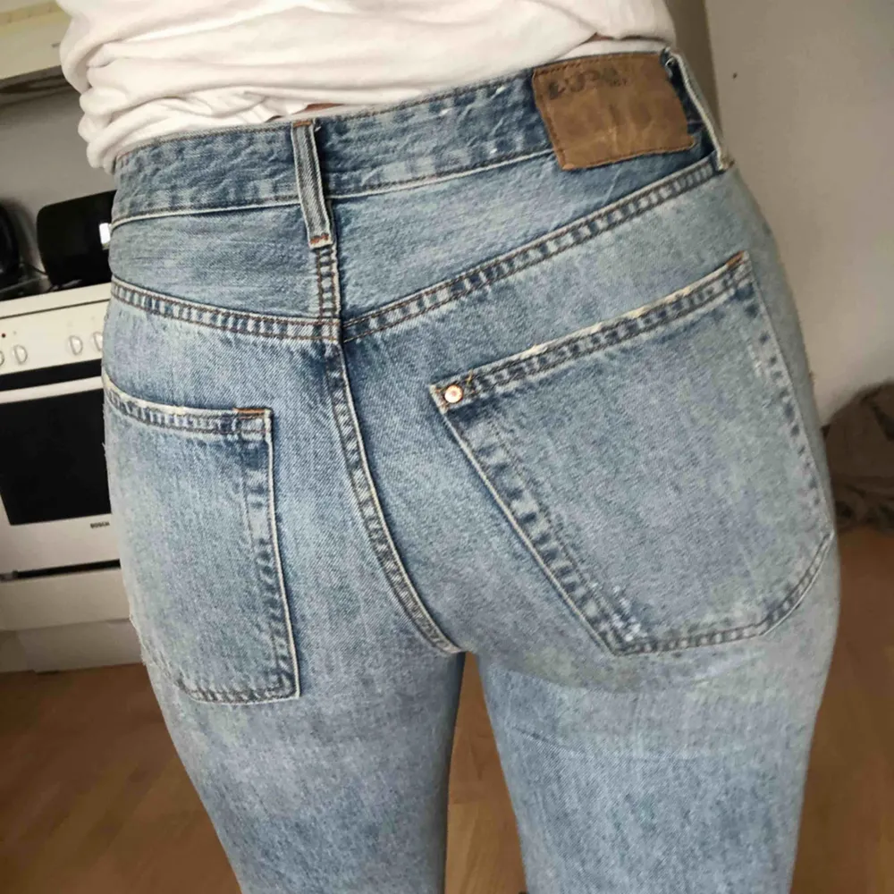 Vintage straight High waisted jeans köpta från HM. Använda ett par gånger så i fint skick. Slitna i knäna och lite på låren. Supersnygga, men känns för tajta för mig! Kan skicka fler bilder om önskas!😊. Jeans & Byxor.
