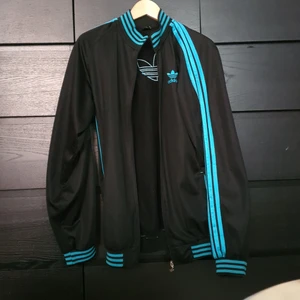 Adidas tröja - En Adidas långärmad med dragkedja, aldrig använd