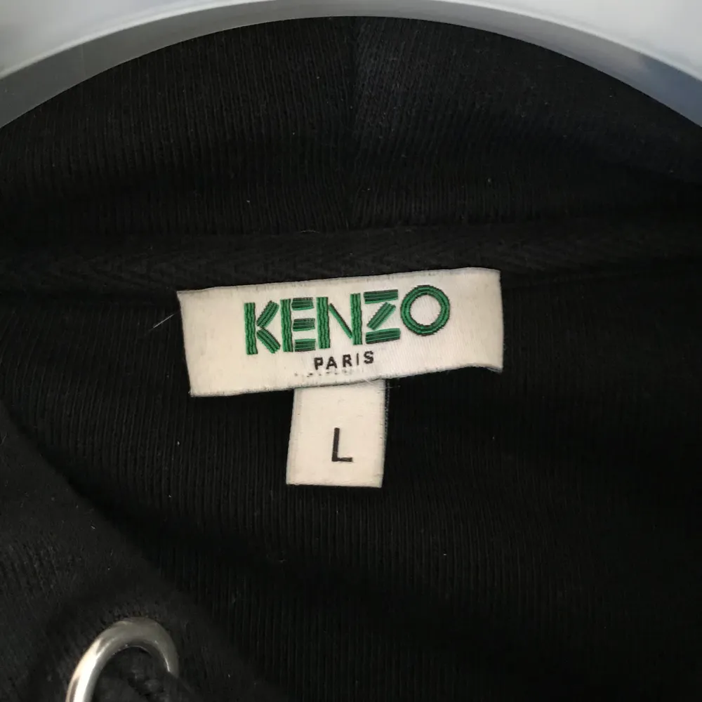 Säljer min kenzo hoodie som jag inte längre använder. Condition 8/10. Passform: M. Köpt för: 2899. Hoodies.