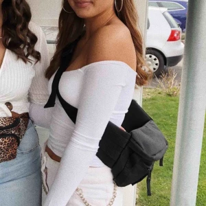  - Ascool magväska, svart tyg, svarta dragkedjor och detaljer. 