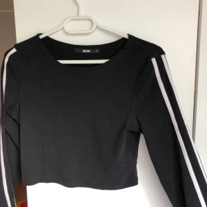 Tröja bikbok - Svart tröja med två vita ränder vid ärmarna storlek S, frakt inräknat 